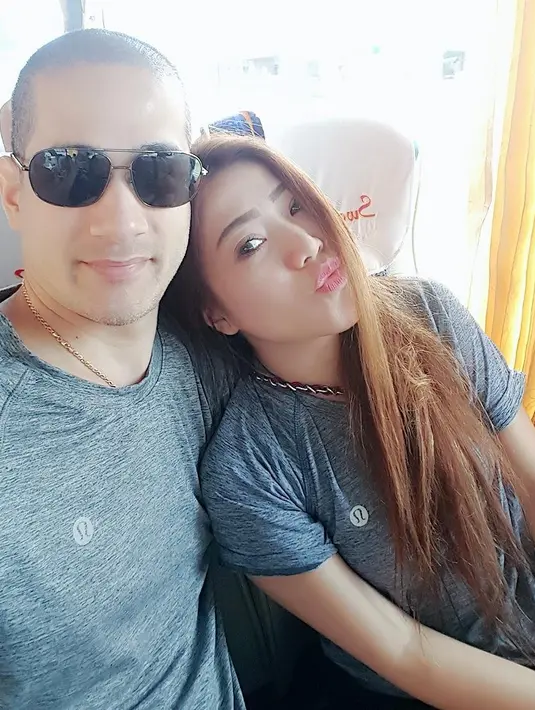 "Keluarga gue sudah tahu dunia hiburan penuh dengan hal-hal itu, sudah biasa. Cuma dari keluarga calon belum terbiasa dengan dunia ini. Gue terus menjelaskan untuk trust me, yang menjalankan kami, kamu juga tahu siapa saya, " ujar Okan. (okankornelius)