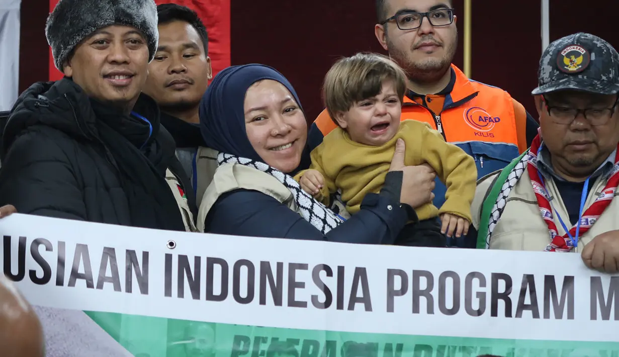 Segala aktivitas Melly di Palestina selalu diabadikannya lewat akun Instagram pribadinya. Terlihat sejumlah foto dan video saat Melly bertemu para korban, terutama anak-anak di sana. (Instagram/melly_goeslaw)