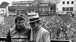 Pada tahun 1977 Graham Taylor bergabung dengan Watford atas permintaan pemilik klub Elton John (kanan), Graham Taylor sukses membawa Watford menjadi tim yang disegani. (Fiona Hanson/PA FILE via AP)