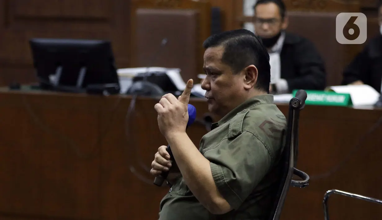 Terdakwa kasus suap penghapusan red notice Djoko Tjandra, Irjen (Pol) Napoleon Bonaparte saat menjalani sidang lanjutan di Pengadilan Tipikor, Jakarta, Senin (8/2/2021). Sidang beragendakan mendengar keterangan terdakwa. (Liputan6.com/Helmi Fithriansyah)