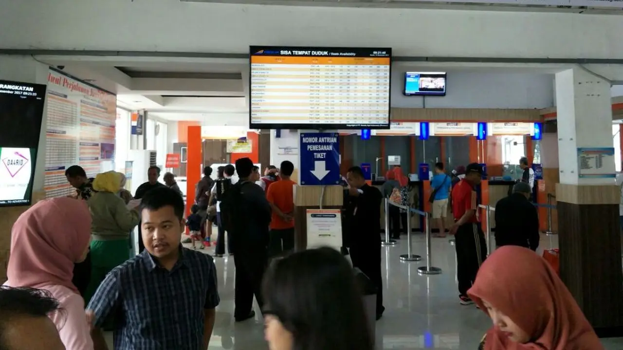 Manajemen PT KAI Daop 5 Purwokerto menjamin jalur siap digunakan pada masa libur Natal dan Tahun Baru 2017. (Foto: Liputan6.com/Muhamad Ridlo)