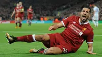 Pemain Liverpool, Emre Can berselebrasi setelah mencetak gol ke gawang Maribor pada laga lanjutan Grup E Liga Champions di Anfield, Kamis (2/11). Liverpool membuka lebar jalannya menuju babak 16 besar usai menang  3-0 atas Maribor. (AP/Rui Vieira)