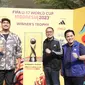 Menpora Dito Ariotedjo, Wali kota Surabaya Eri Cahyadi dan Ketua Umum PSSI Erick Thohir meramaikan tropy tour Piala Dunia U-17 di Surabaya. (Istimewa)