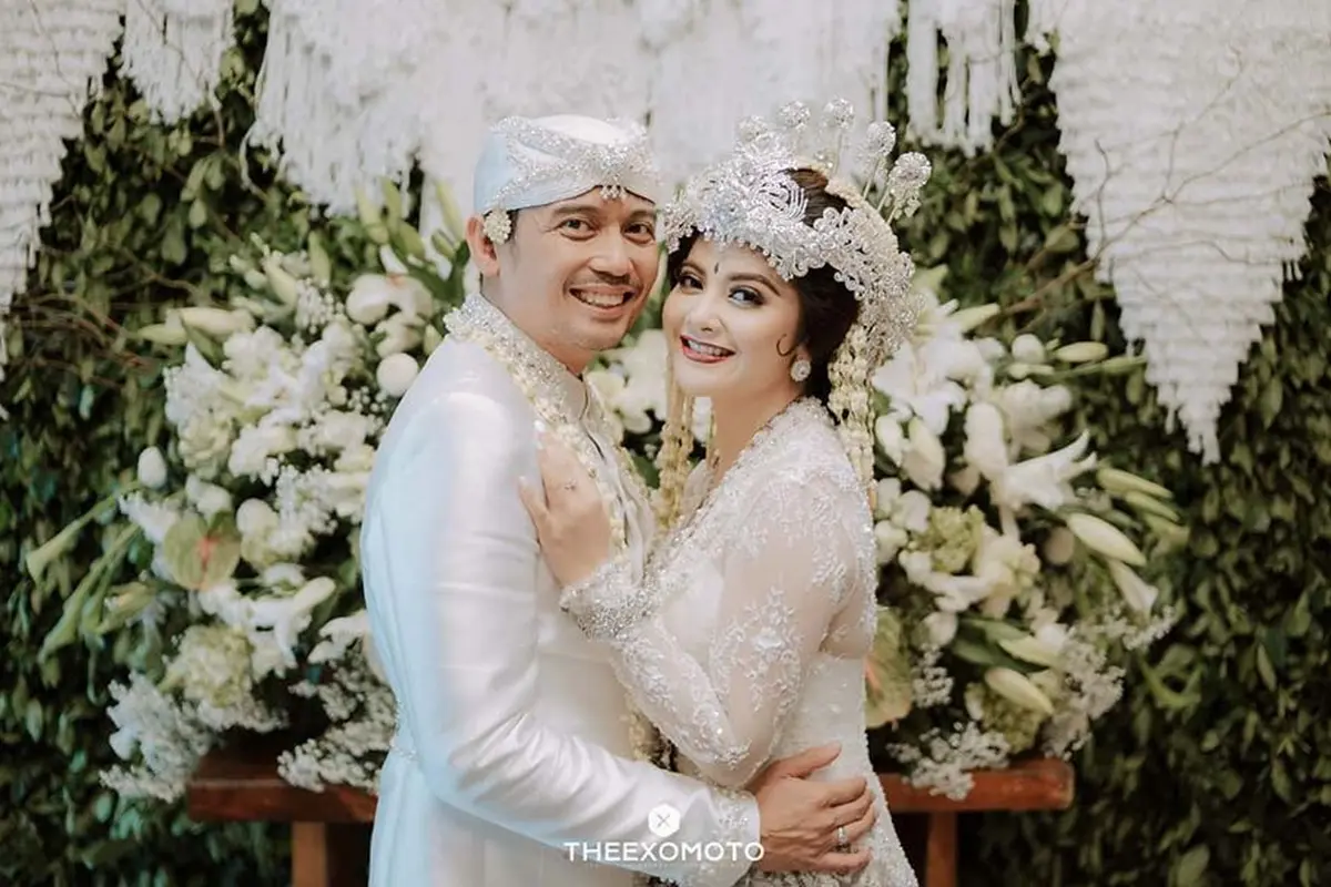[Fimela] Pernikahan Tiwi Eks T2