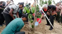 Gubernur Jawa Tengah (Jateng), Ganjar Pranowo (kanan), menanam bibit pohon di lahan gersang Bukit Serut Singonegoro, Jiken, Blora, Jateng (Istimewa)