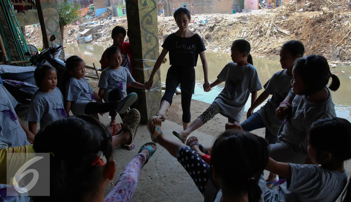 Sejumlah anak berlatih balet di Bantaran Kali Ciliwung, , Jakarta, Sabtu (29/8/2015). Kedubes Australia bekerja sama dengan Yayasan Bina Ballet Indonesia menyelenggarakan menari Balet untuk anak-anak di Ciliwung. (Liputan6.com/Faizal Fanani)
