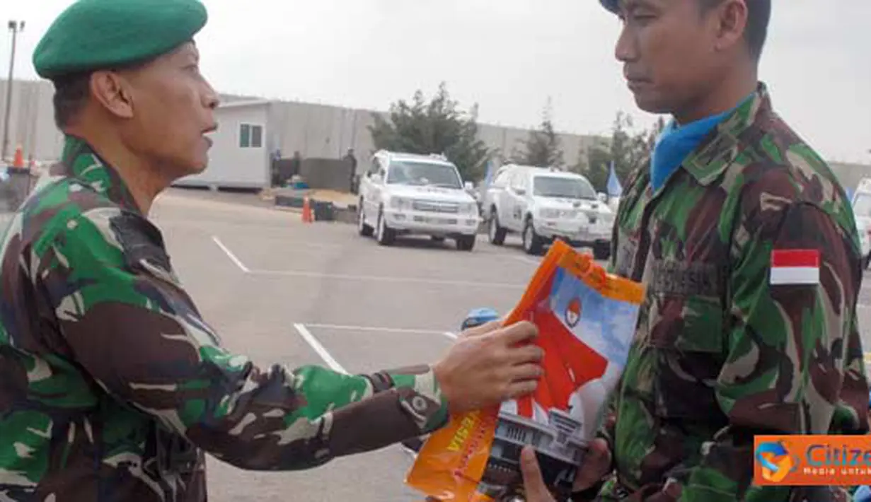 Citizen6, Lebanon: Wamenhan RI, Letjen TNI (Purn) Sjafrie Sjamsoeddin beserta Ibu Etty Sjafrie Samsoeddin melakukan kunjungan ke Markas Satgas Indonesian Battalion (Indobatt) di Adshit Al Qusayr UN POSN 7-1, Lebanon selatan, Kamis (7/4). (Pengirim: Badar)