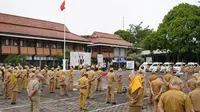 Ratusan ASN atau PNS di lingkungan Setda Garut, Jawa Barat, akhirnya kembali melayani masyarakat, setelah sepekan lingkungan Setda diisolasi, akibat penyebaran Covid-19.