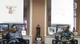 Direktur SCM, Imam Sudjarwo berbincang dengan Komandan Jenderal Kopassus Mayjend I Nyoman Cantiasa saat bersilaturahmi ke Markas Kopassus di Cijantung, Jakarta, Senin (13/1/2020). Kunjungan itu bentuk silaturahmi bersama salah satu mitra perusahaan, dalam hal ini TNI.  (Liputan6.com/Herman Zakharia)