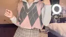 Masih dengan ruffle mini skirt, Jessica Jane tampil mirip eonnie Korea. Ia memadukan mini skirt bermotif kotak-kotak dengan kemeja dan wool vest yang cantik. [instagram/jessicajane99]