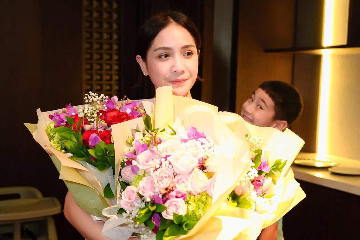 Raffi Ahmad, Rafathar, Rayyanza dan Lily Beri Bunga Spesial ke Nagita saat Hari Ibu
