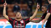 Pemain Milan, Carlos Bacca (kiri)  merayakan golnya ke gawang Lazio pada lanjutan liga Italia serie A di Stadion San Siro, Millan, Senin (21/3/2016) dini hari WIB. (EPA/Matteo Bazzi)