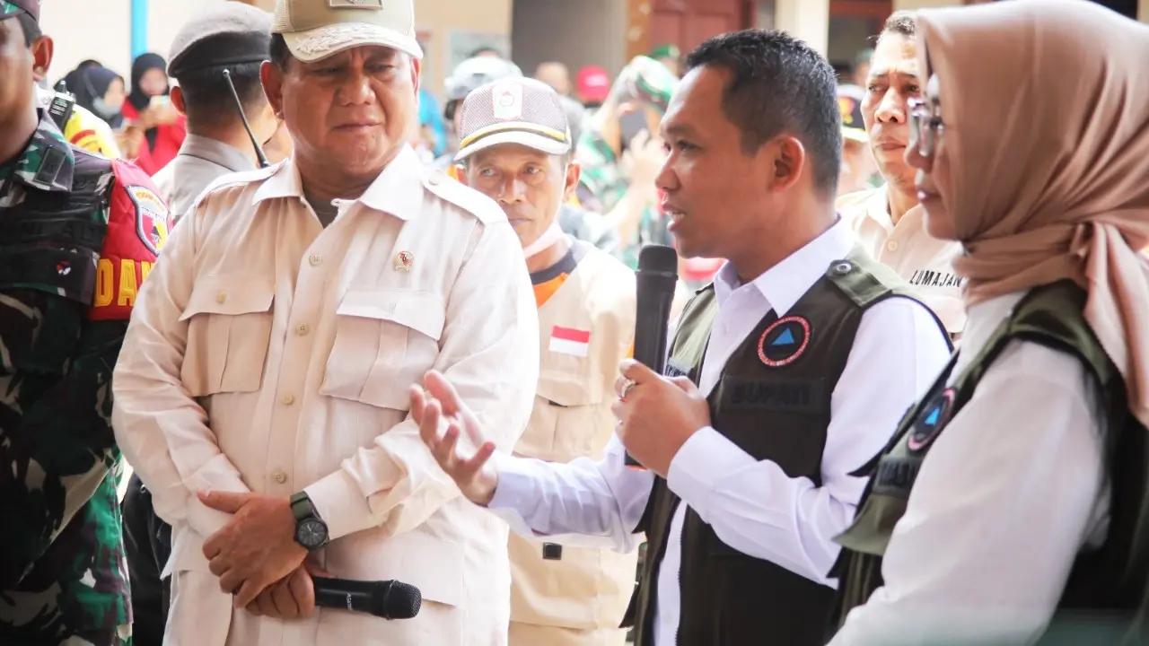 Menteri Pertahanan (Menhan) Republik Indonesia, Prabowo Subianto mengunjungi lokasi pengungsian bencana Erupsi Semeru, di SDN 04 Desa Supiturang Kecamatan Pronojiwo  (Istimewa)