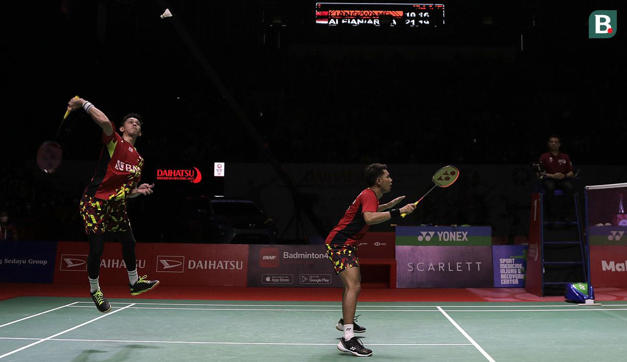 Selalu unggul dalam raihan poin tanpa sekalipun mampu disamakan pasangan Cina, Fajar Rian unggul jauh 11-3 saat interval game pertama. Mereka pun akhirnya mampu menutup game pertama dengan 21-10. (Bola.com/Ikhwan Yanuar)