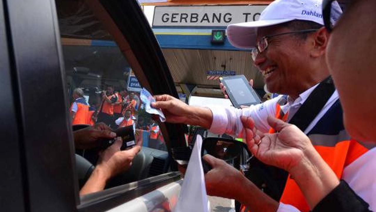 Artis cantik jual e-toll card bareng Dahlan Iskan