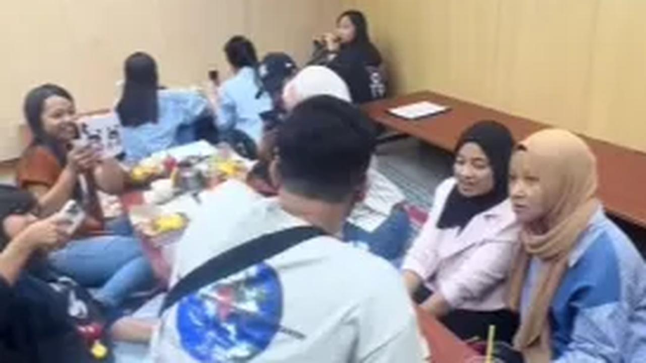 Pura-pura jadi Pelayan, Intip Momen Haru Pemuda Beri Kejutan ke Ibu Usai Tak Bertemu 11 Tahun