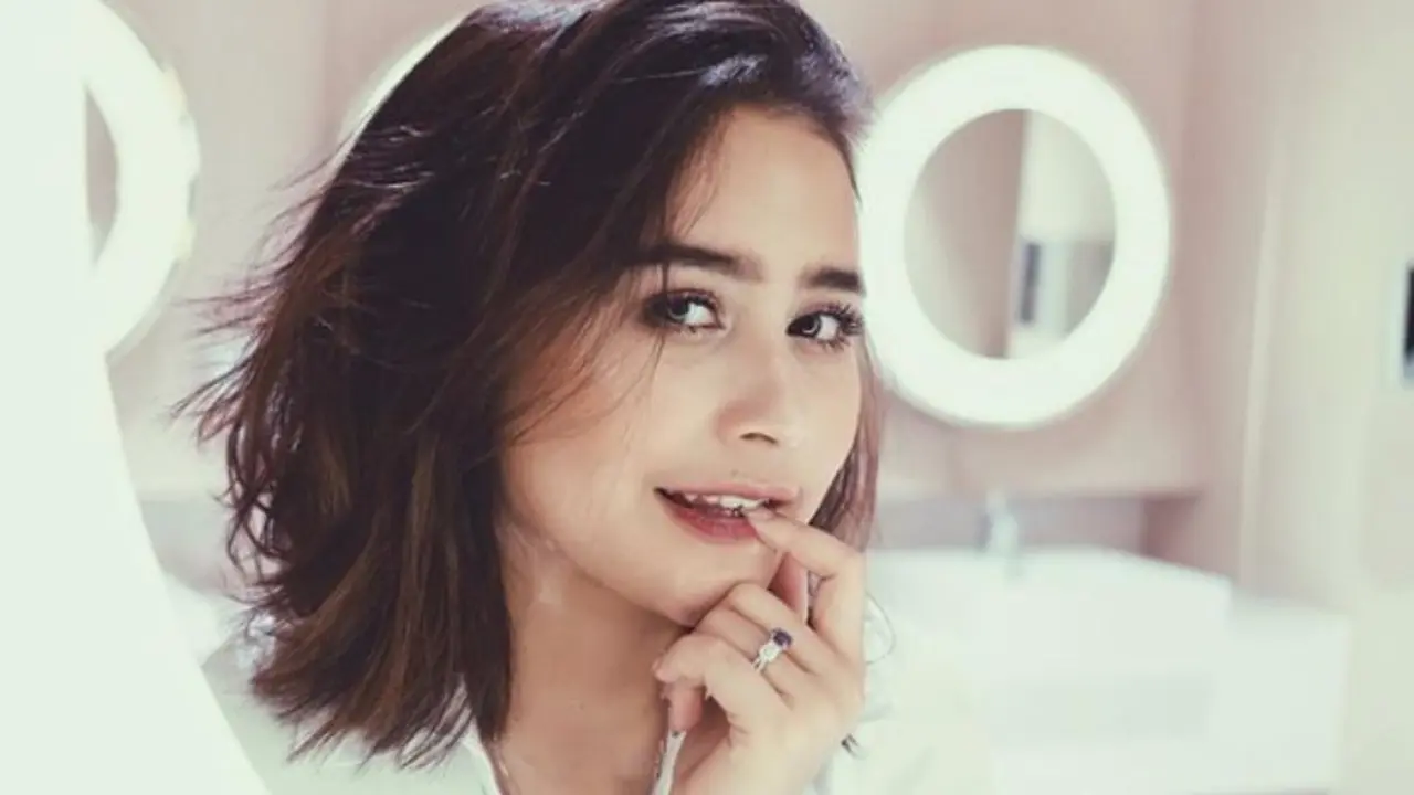 Segar Banget, Tampilan Prilly Latuconsina dengan Lipstik Merah Memesona