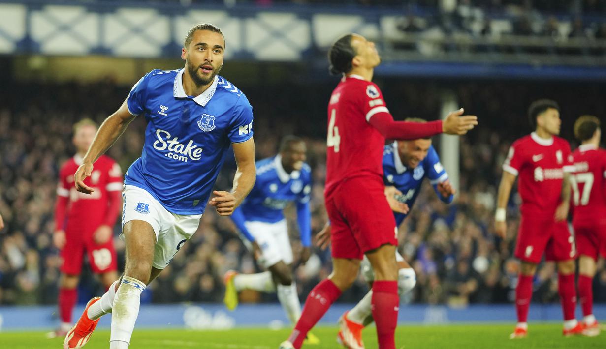 Pemain Everton, Dominic Calvert-Lewin, melakukan selebrasi setelah mencetak gol ke gawang Liverpool pada laga Liga Inggris dalam duel tunda pekan ke-29 Premier League 2023/2024, Kamis (25/4/2024). (AP Photo/Jon Super)