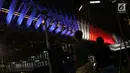 Warga melihat warna lampu seperti bendera Selandia Baru di JPO GBK, Jakarta, Minggu (17/3). Pencahayaan tematik ini telah dimulai sejak Jumat malam akan dipertahankan setiap malam hingga pagi selama sepekan ke depan.(Liputan6.com/Helmi Fithriansyah)