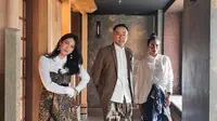 Dian Sastro kreasikan kain batik jadi wrap dress yang menawan, pakai di atas kemeja putih bikin tak membosankan. Anggun bukan? (Instagram/therealdisastr).