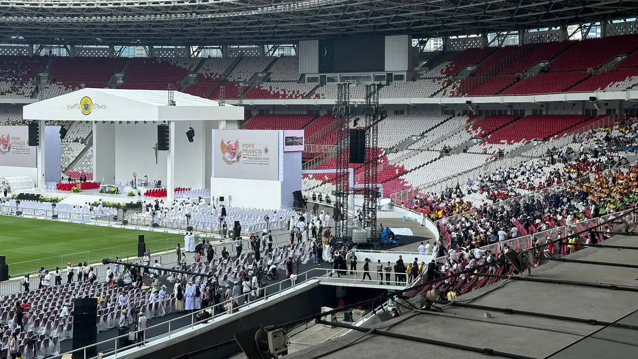 Hampir 90 ribu umat Katolik memadati Stadion Utama Gelora Bung Karno (GBK) untuk mengikuti Misa Akbar bersama Paus Fransiskus, Kamis (5/9/2024). (Liputan6.com/Benedikta Miranti)