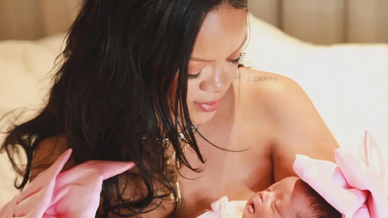 Rihanna Tampil Mewah Pakai Jam Tangan Nyaris Rp1 Miliar saat Melahirkan Putrinya