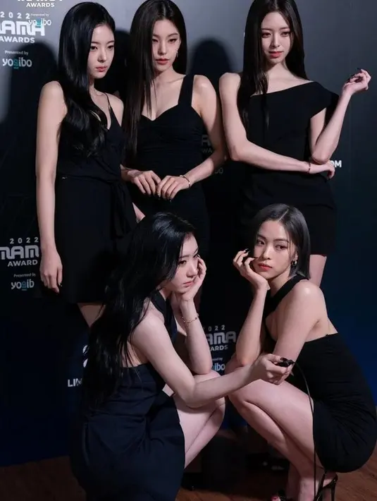 Paduan gaya girly dan edgy melebur jadi satu, menghadirkan pesona sempurna yang menjanjikan. [Foto:  instagram.com/itzy.all.in.us/mag]
