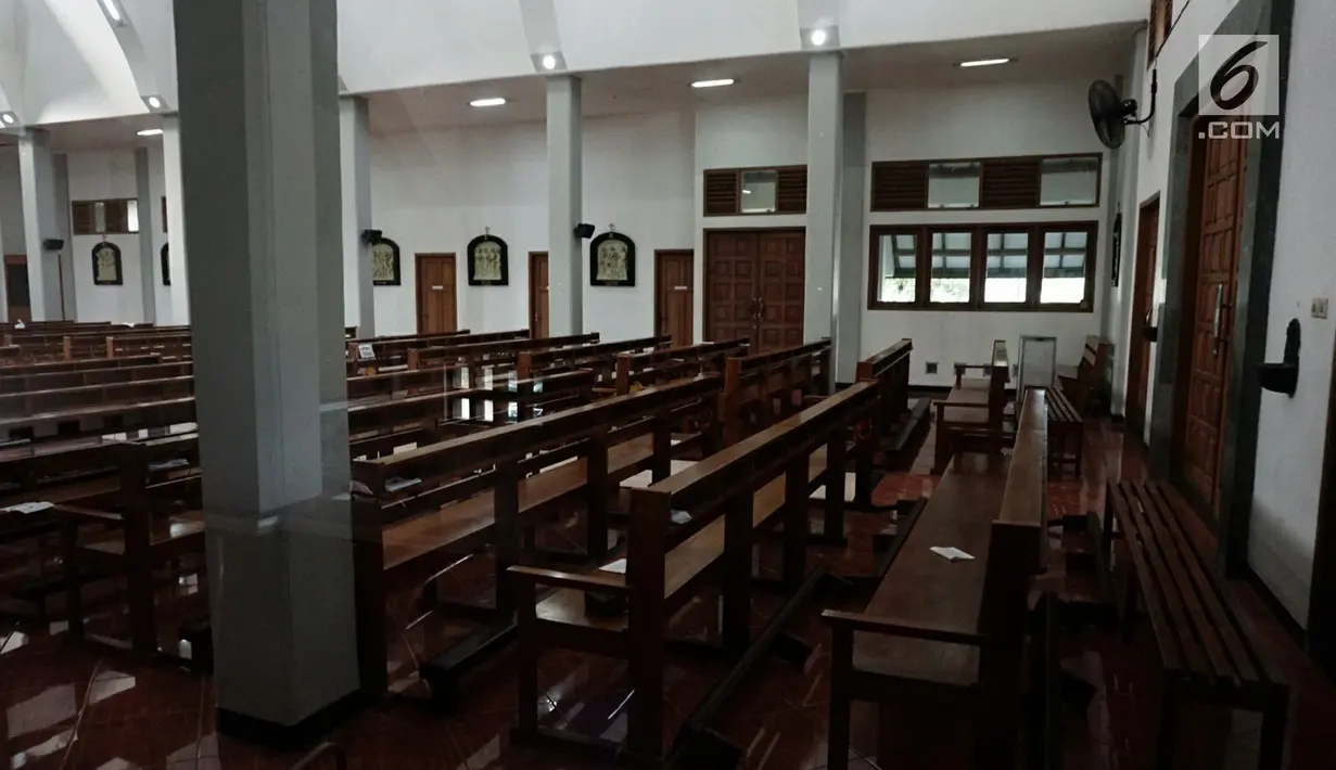 Bangku-bangku berjajar rapi usai penyerangan Gereja St Lidwina Bedog, Sleman, Yogyakarta, Minggu (11/2). (Liputan6.com/Arya Manggala)