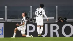 Penyerang Juventus, Paulo Dybala berselebrasi setelah mencetak gol ke gawang Napoli pada laga tunda pekan ketiga Serie A di Allianz Stadium, Kamis (8/4/2021) dini hari WIB. Juventus menang 2-1 atas Napoli lewat gol yang dicetak Ronaldo dan Dybala. (Fabio Ferrari/LaPresse via AP)