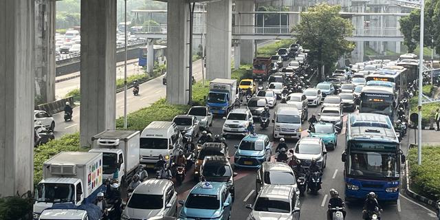 Situasi Jakarta Senin Pagi: LRT Sesak, Tol Dalam Kota Padat Merayap