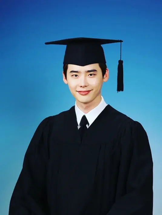 “Lee Jong Suk belum lama ini dipanggil untuk mengikuti wajib militer, namun ia terlanjur menandatangani kontrak film dan drama. Ia juga harus bertanggung jawab, jadi ia putuskan menunda wajib militernya,” ungkap agensi. (Instagram/jongsuk0206)