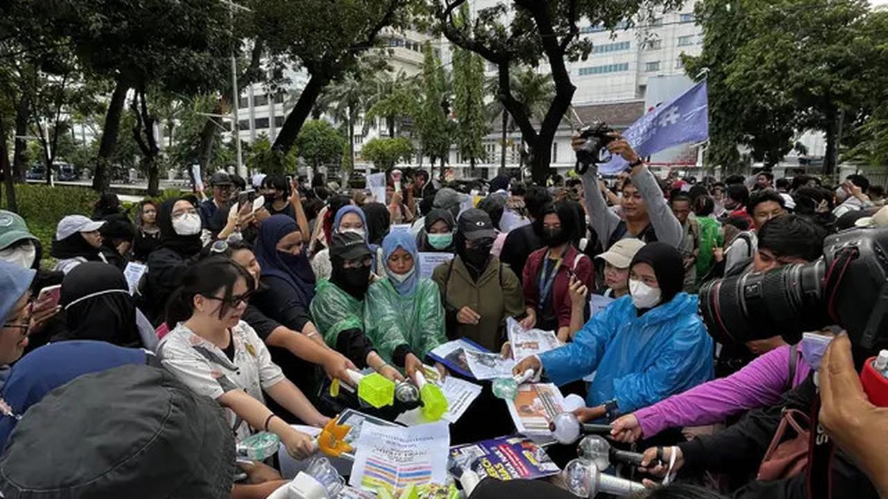 6 Potret K-Popers Demo Tolak Kenaikan PPN 12 Persen, Semua Fandom Bersatu