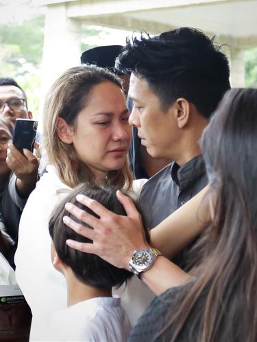 Pelukan Hangat Ariel Noah Untuk Bunga Citra Lestari Usai Ashraf Sinclair Dikebumikan News Entertainment Fimela Com