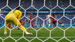 Spanyol mendominasi laga di awal babak pertama. Delapan menit berselang, tendangan yang dilesatkan Jordi Alba membentur kaki Denis Zakaria dan tak dapat diantisipasi oleh Yann Sommer sehingga berbuah menjadi gol. Spanyol langsung unggul 0-1 atas Swiss. (Foto: AFP/Pool/Kirill Kudryavtsev)