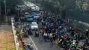 Kemacetan di depan stasiun Palmerah, Jakarta, Jumat (22/5/2015). Kemacetan ini disebabkan puluhan tukang ojek yang yang menjajakan jasanya kepada warga yang turun dari kereta api. (Liputan6.com/Johan Tallo)