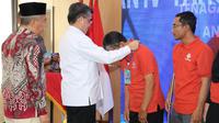 Menaker Yassierli menyerahkan tanda peserta Program TKM Lanjutan Angkatan IV, menegaskan komitmen membangun ekosistem ketenagakerjaan inklusif dan wirausaha. ©Kemnaker.