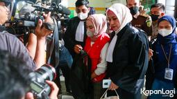 Selain itu jaksa juga menuntut denda sebesar Rp 200 Juta dengan subsider 6 bulan penjara. Namun tuntutan tersebut tak disertakan dalam vonis. (Kapanlagi.com/Muhammad Akrom Sukarya)
