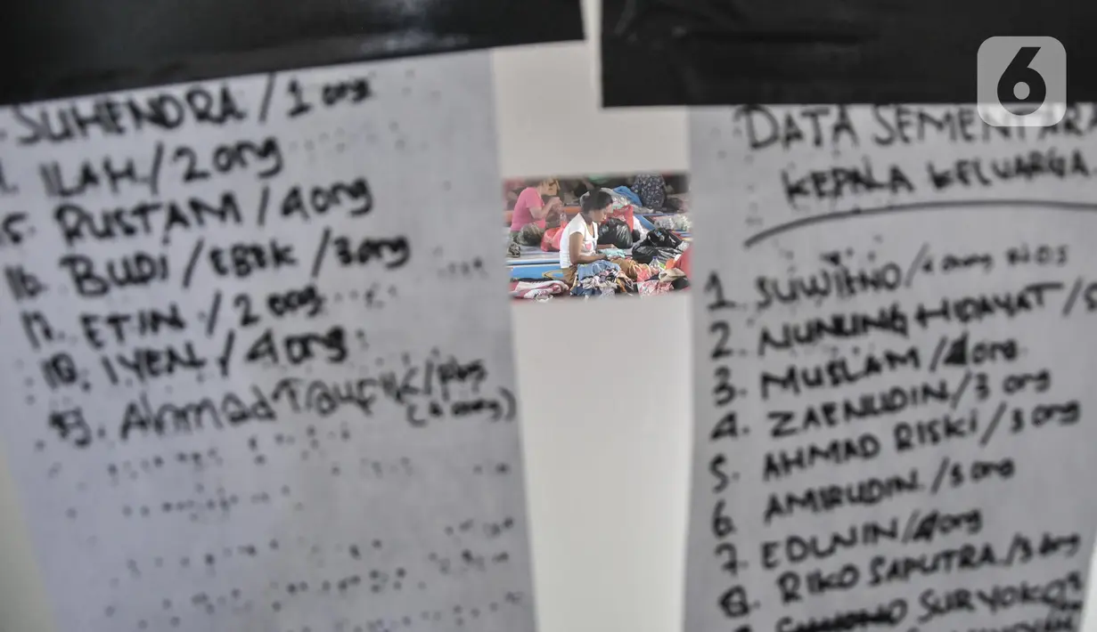 Aktivitas korban kebakaran saat mengungsi di Kantor Kelurahan Jembatan Lima, Tambora, Jakarta Barat, Rabu (27/7/2022). Kebakaran yang terjadi pada Selasa (26/7/2022) dini hari tersebut sedikitnya menghanguskan 48 rumah di RT 04 dan 05, RW 08 Kelurahan Jembatan Lima dan memaksa 75 KK yang terdiri atas 300 jiwa kehilangan tempat tinggal. (merdeka.com/Iqbal S Nugroho)