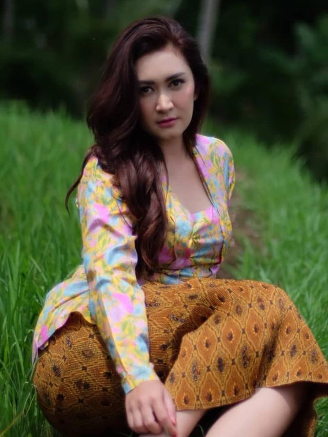 Potret Nafa Urbach Pakai Kebaya, Bak Kembang Desa