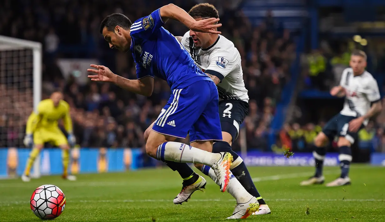 Gelandang Chelsea, Pedro (kiri) berusaha membawa bola melewati bek Tottenham, Kyle Walker pada lanjutan liga Inggris  di Stamford Bridge, London, (3/5). Chelsea bermain imbang dengan Tottenham dengan skor 2-2. (Reuters/Dylan Martinez)