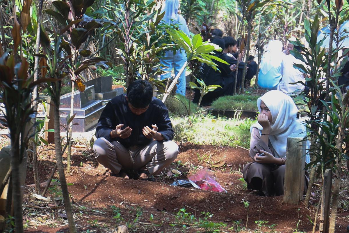 FOTO: Tradisi Ziarah Kubur Usai Shalat  Idul Fitri