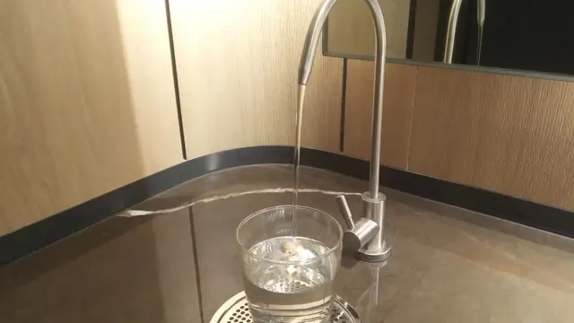 Tap water bikin tak ada sampah botol plastik di hotel.