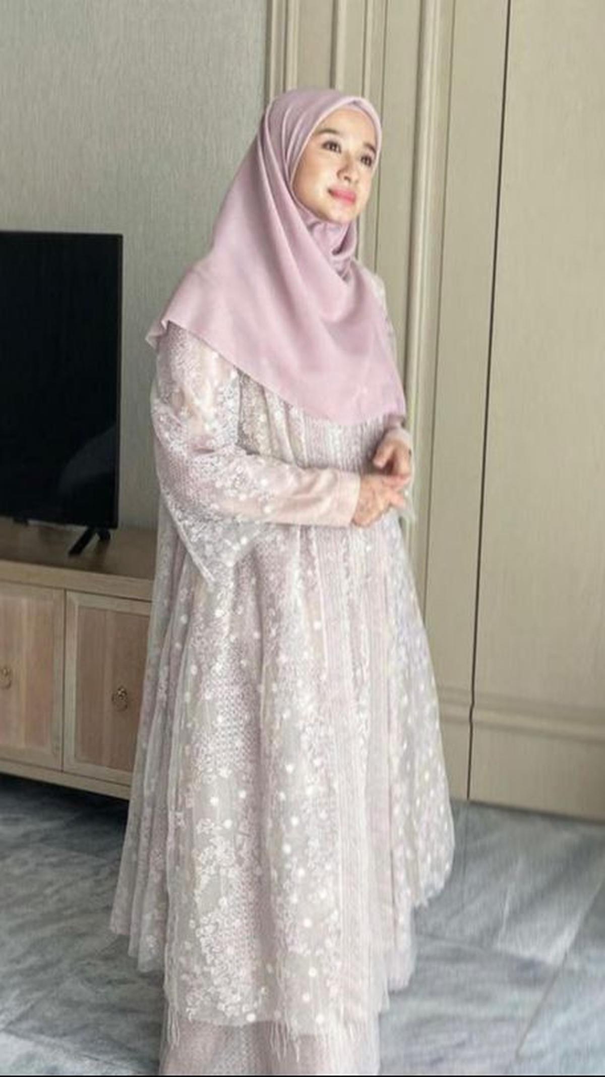 Gamis Brokat yang Memberikan Kesan Mewah