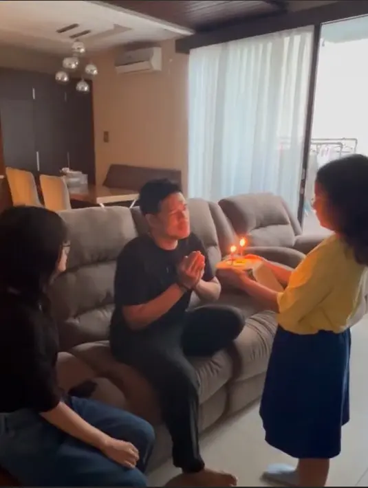 <p>Momen manis anak-anak Baim dan Artika memberikan kejutan. Dayana Zoelie Ibrahim alias Zoe, anak keduanya memegang kue ulang tahun didampingi kakaknya. [Instagram/artikasaridevi]</p>