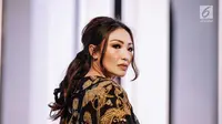 Artis Ayu Dewi mengenakan busana rancangan Iwan Tirta Private Collection x Mel Ahyar dalam Fashion Nation 2018, Senayan City, Jakarta, Rabu (18/4). (Liputan6.com/Faizal Fanani)