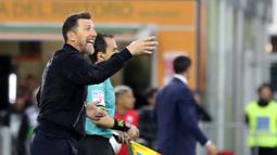 Pelatih Venezia, Eusebio Di Francesco memberikan arahan kepada para pemainnya dalam laga lanjutan Liga Italia 2024/2025 melawan Fiorentina di Stadio Pier Luigi Penzo, Venezia, Italia, Senin (12/05/2025) waktu setempat. (AP Photo/LaPresse/Paola Garbuio)