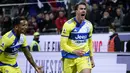 Penyerang Juventus, Dusan Vlahovic (kanan) melakukan selebrasi usai mencetak gol pada pertandingan lanjutan Liga Serie A Italia di Stadion Unipol Domus, Cagliari, Italia, Minggu (10/4/2022). Juventus menang atas Cagliari 2-1. (Alessandro Tocco/LaPresse via AP)
