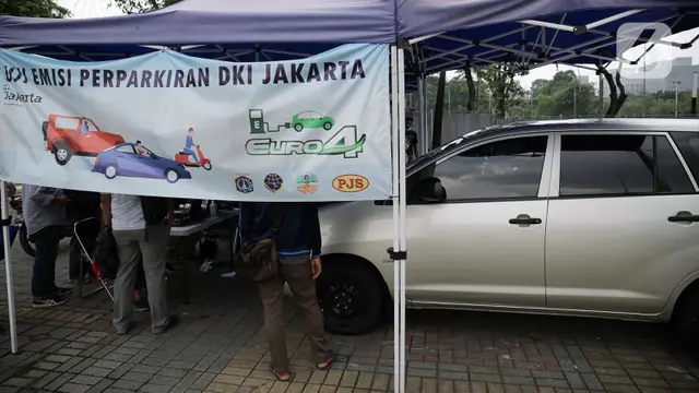 Kendaraan melakukan uji emisi gas buang kendaraan di Lapangan  Parkir IRTI Monas, Jakarta, Selasa (2/11/2021).