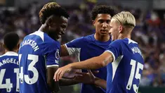 Pemain Chelsea Nicolas Jackson (43) dan Mykhaylo Mudryk (15) merayakan setelah mencetak gol pada paruh kedua pertandingan persahabatan pramusim melawan Brighton & Hove Albion di Lincoln Financial Field, Philadelphia, Pennsylvania, Amerika Serikat, 22 Juli 2023. (Tim Nwachukwu/Getty Images/AFP)
