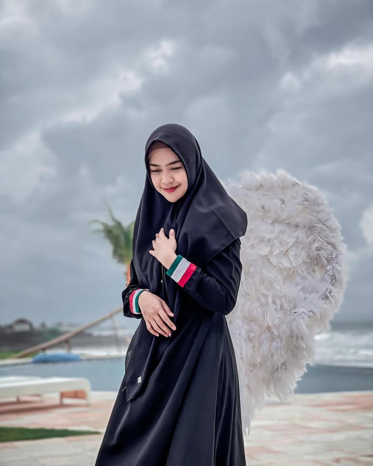 Potret Ria Ricis dengan Outfit Serba Hitam yang Elegan dan Stylish